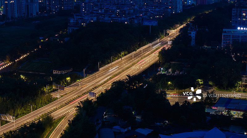 夜幕降临，宁静的夜晚，城市繁华的立体交通、立交桥，航拍视角鸟瞰图图片素材