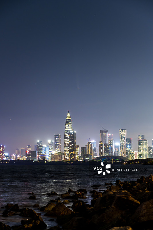 紫金山阿特拉斯彗星与深圳湾的相遇图片素材