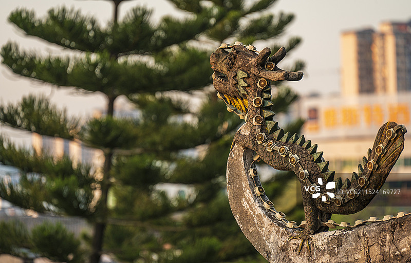 世界第一鼓楼——三江鼓楼的龙形飞檐雕塑图片素材