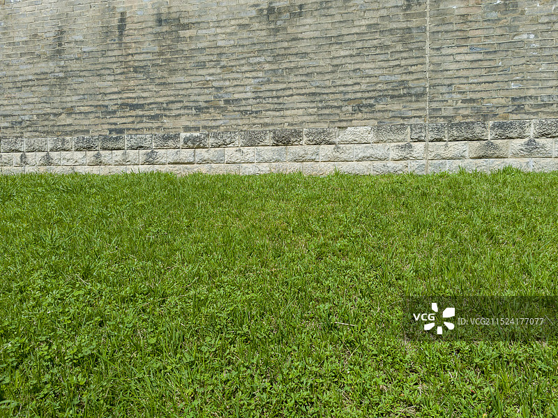 城墙边的绿地图片素材