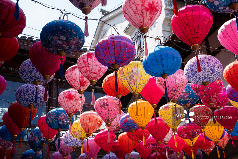 悬挂在天空中的灯笼的低角度视图图片素材