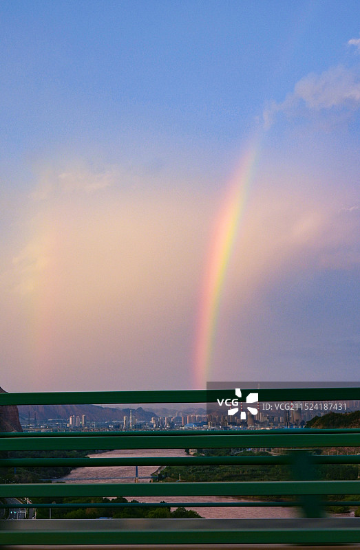 甘肃兰州长江上的彩虹图片素材