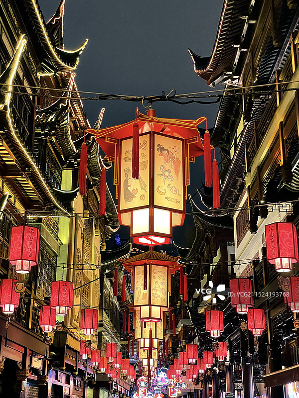 春节期间上海城隍庙豫园灯会夜间悬挂照明灯笼的低角度视图图片素材