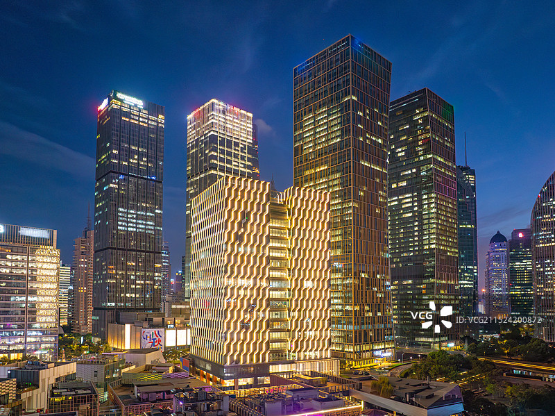 航拍上海陆家嘴金融中心密集高楼群夜景图片素材