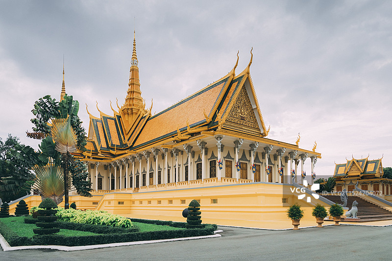柬埔寨金边皇宫侧面视图图片素材