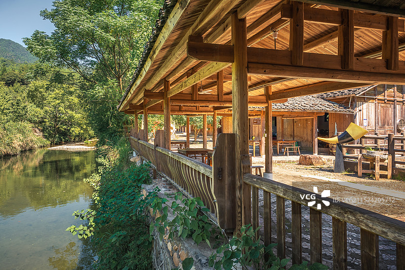 龙岩市长汀县铁长乡张地村的滨水木屋和景观长廊图片素材