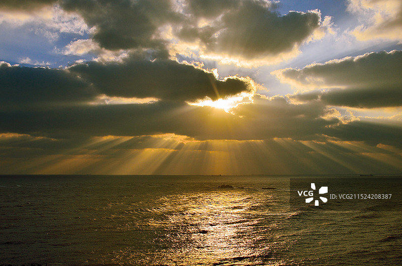 山东威海成山头海上日出耶稣光图片素材