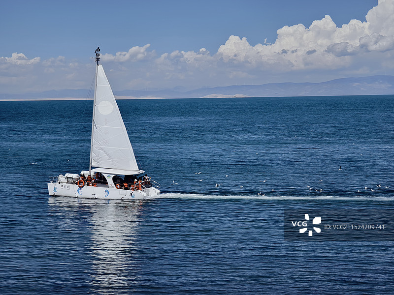一叶白帆青海湖上的一叶白帆承载着远航的希望和自由，给人以美好的联想和期待。图片素材