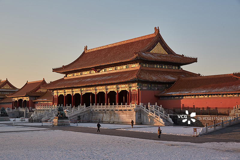 冬天雪后黄昏中的北京故宫紫禁城太和门图片素材