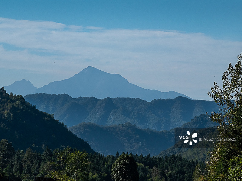 层峦叠嶂的安徽池州市牯牛降景色图片素材