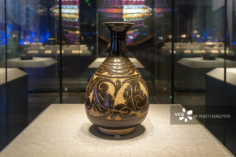 故宫藏珍贵彩釉文物-黑釉瓶，清代图片素材