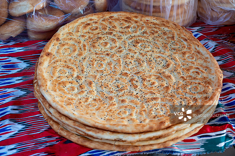 国庆期间库车王府门口集市上的馕和烤包子图片素材