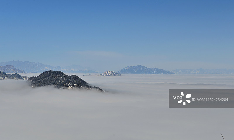 云海翻腾的冬季雪山美景，成都周边，大邑西岭雪山旅游风景区图片素材