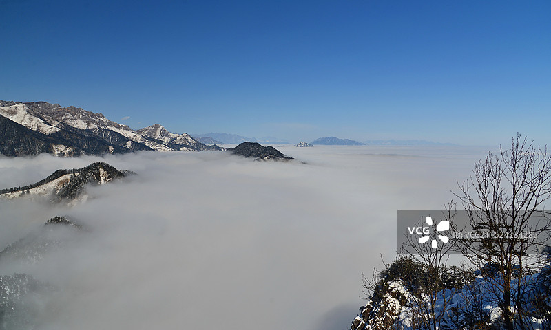 云海翻腾的冬季雪山美景，成都周边，大邑西岭雪山旅游风景区图片素材