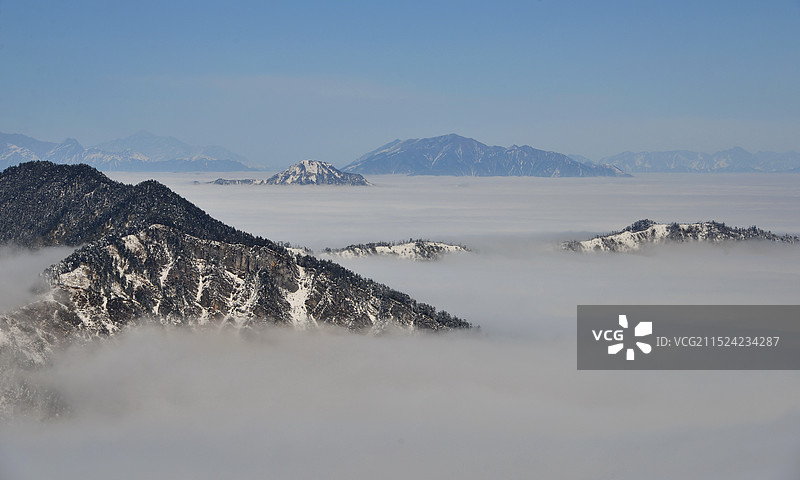 云海翻腾的冬季雪山美景，成都周边，大邑西岭雪山旅游风景区图片素材
