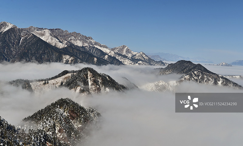 云海翻腾的冬季雪山美景，成都周边，大邑西岭雪山旅游风景区图片素材