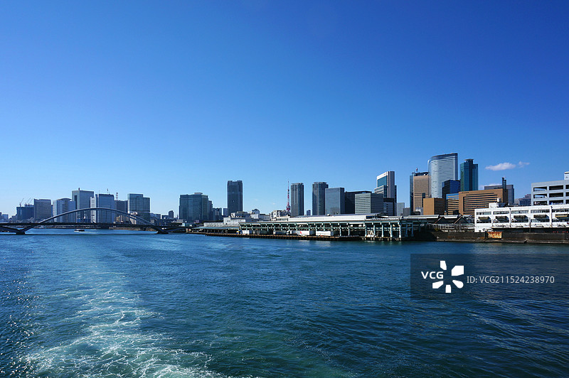 日本东京，从隅田川眺望港区的摩天楼图片素材