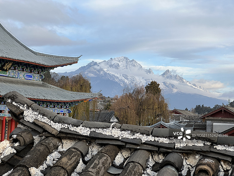 丽江古镇看玉龙雪山图片素材