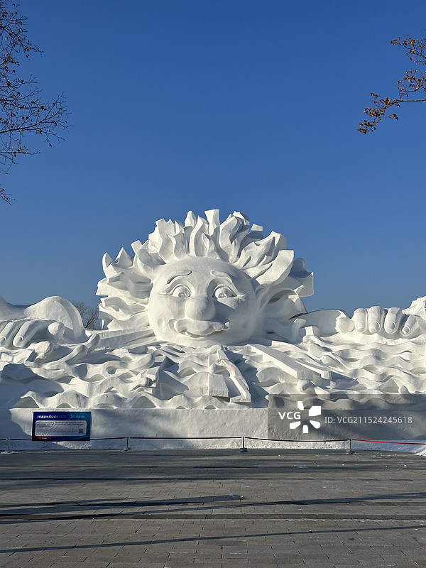 哈尔滨太阳岛太阳公公雪雕图片素材