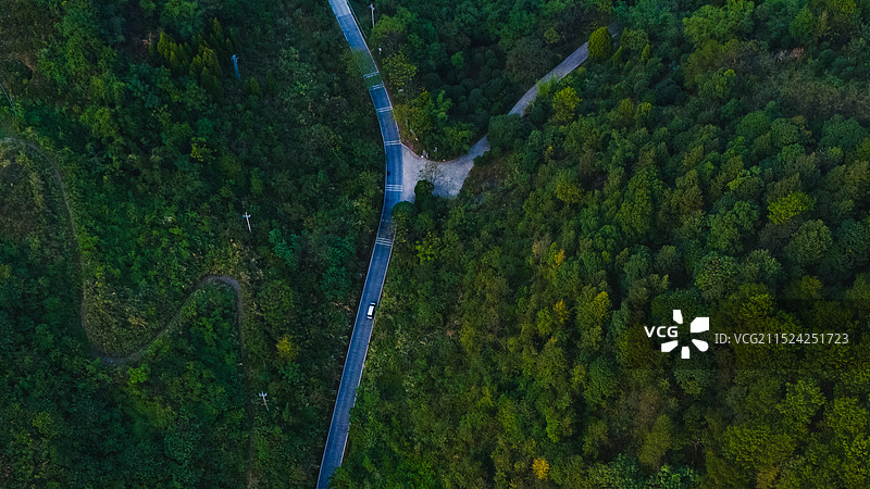 航拍视角下的公路图片素材