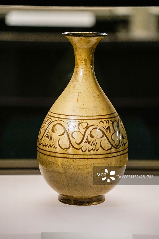 呼伦贝尔博物馆金代玉壶春瓶图片素材