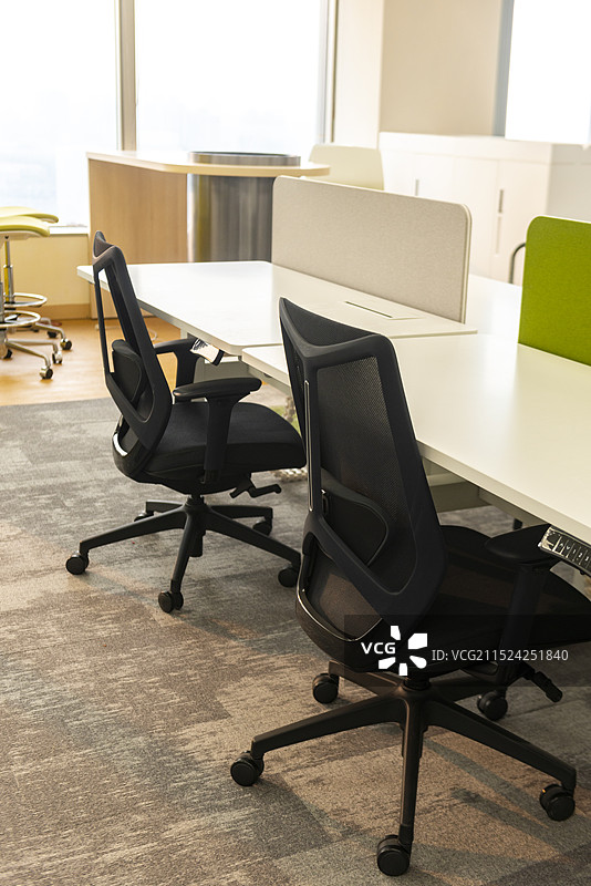 黑色网面座椅会议室办公室桌椅图片素材
