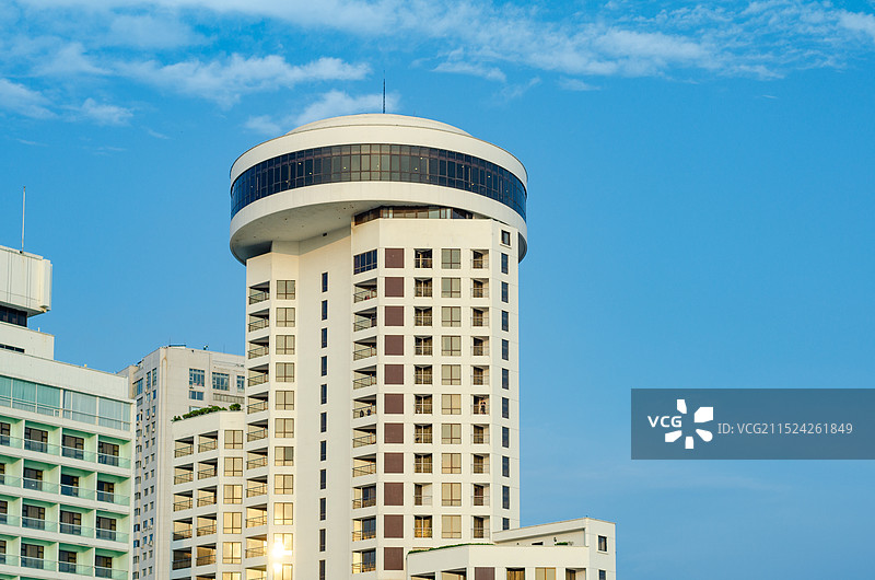 蓝天下青岛海边汇泉王朝大饭店图片素材