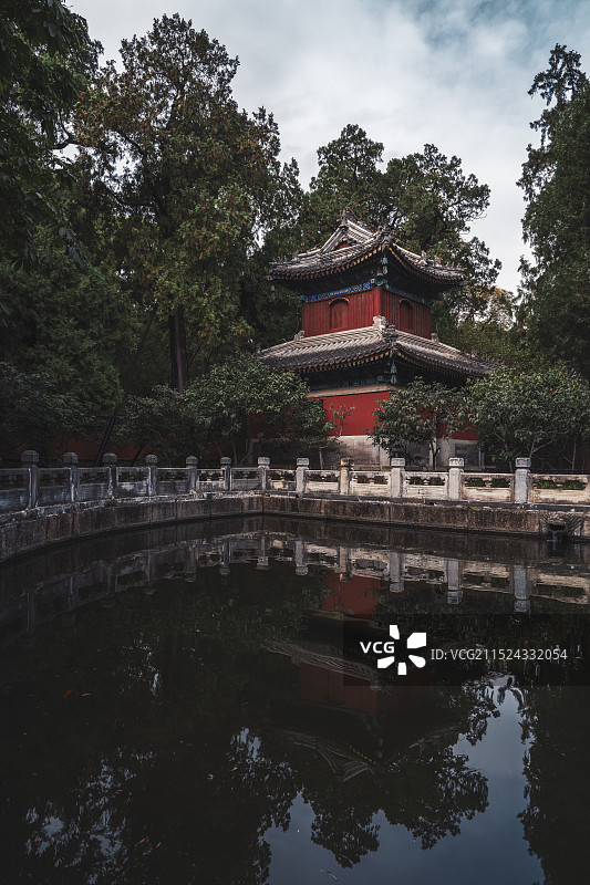 北京国家植物园卧佛寺放生池图片素材