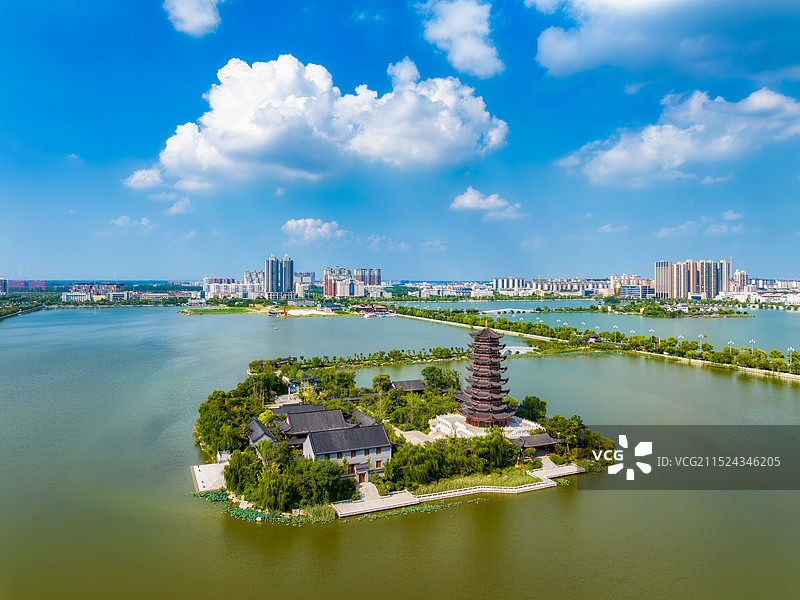 河南，商丘市，睢县中原水城国家湿地公园，凤城湖，凤鸣桥，凤鸣岛，凤凰楼，锦襄书院，龙翔桥，夏季，航拍图片素材