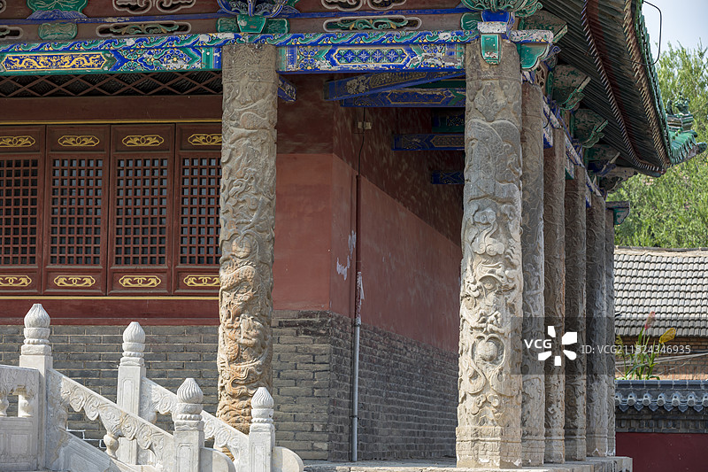 山东巨野县文庙大成殿石柱，高浮雕二龙戏珠，全国重点文物保护单位图片素材