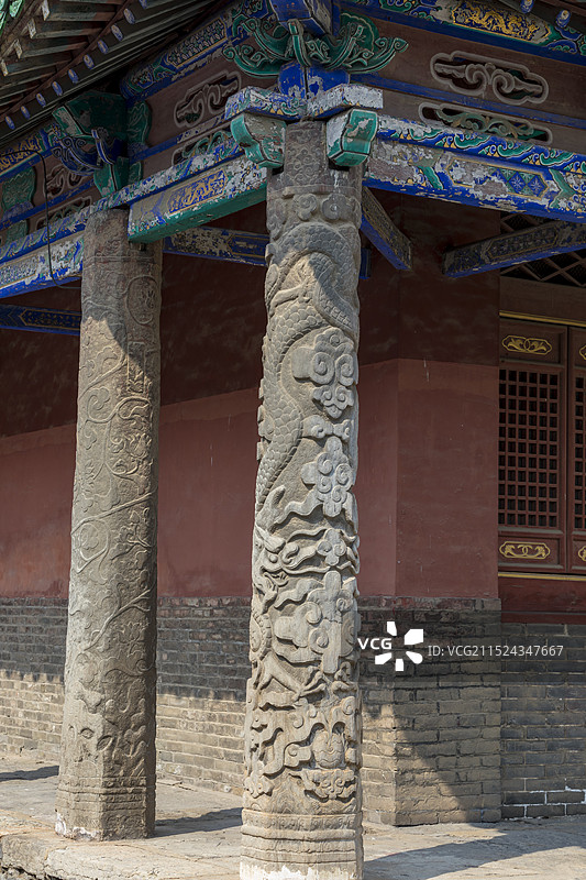 山东巨野县文庙大成殿石柱，高浮雕二龙戏珠，全国重点文物保护单位图片素材