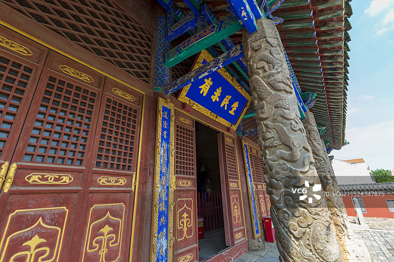 山东巨野县文庙大成殿石柱，高浮雕二龙戏珠，全国重点文物保护单位图片素材