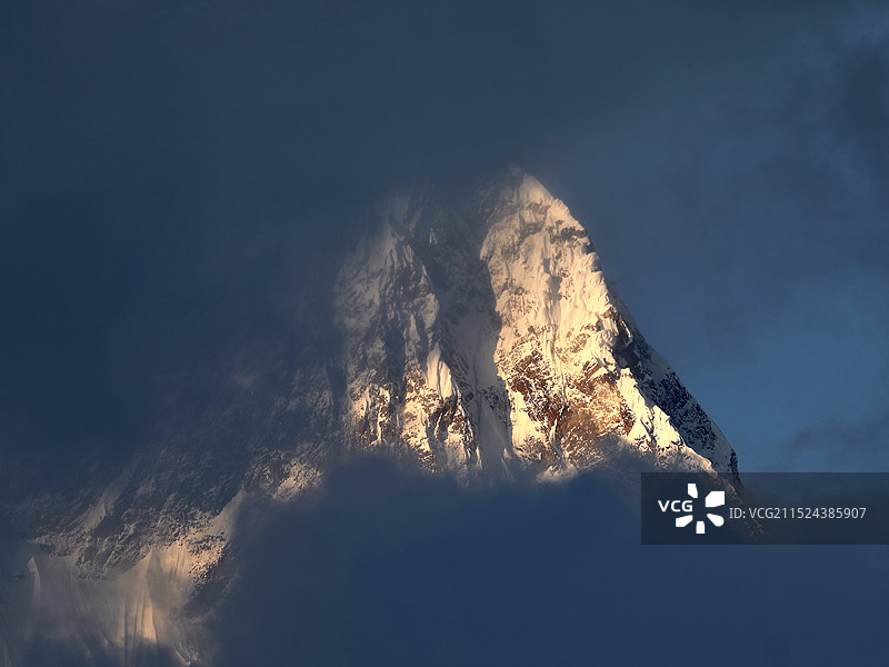 云层中的南迦巴瓦峰图片素材