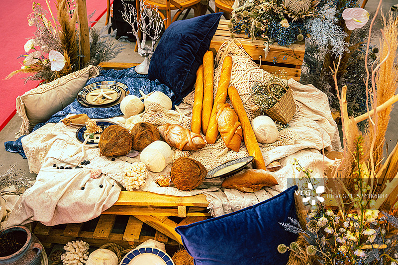 堆放着面包食品和抱枕等静物的高角度视图图片素材