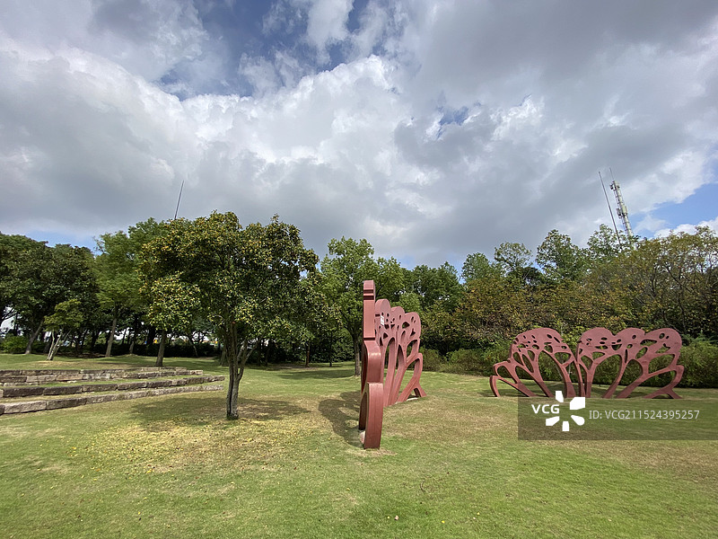 雕塑旁的最美桂花树图片素材