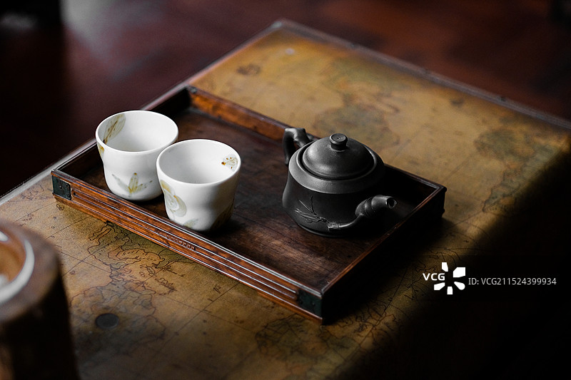 桌面上的茶具，茶盘茶壶和茶杯图片素材