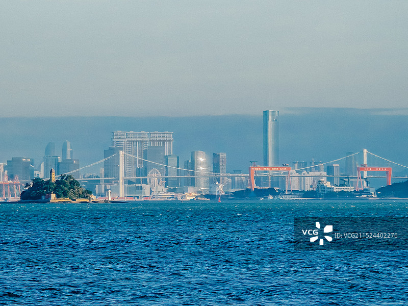 从杏林海边远眺厦门岛内海沧大桥和世贸双子塔图片素材