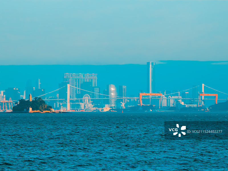 从杏林海边远眺厦门岛内海沧大桥和世贸双子塔图片素材