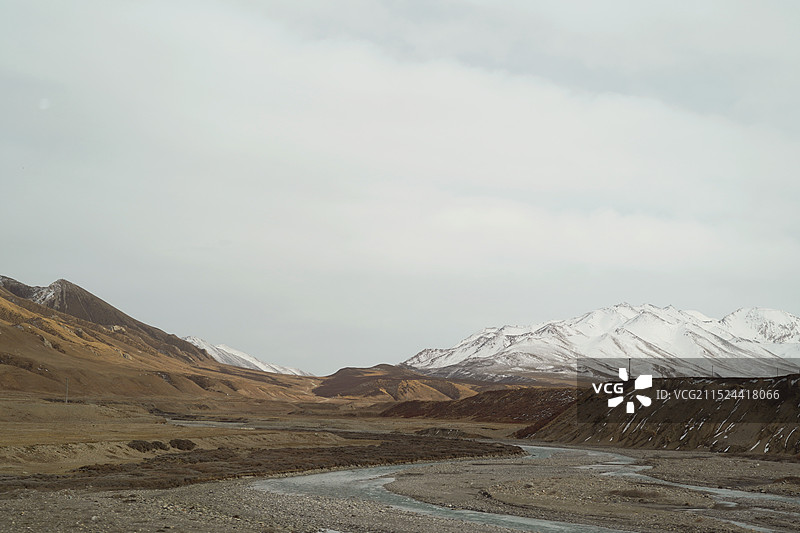 雪山、草甸、戈壁与河流图片素材