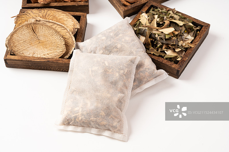 白底上的中药泡脚包图片素材