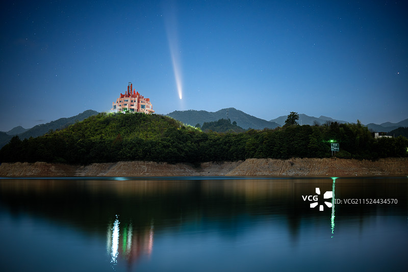 云和湖蔷薇城堡紫金山-阿特拉斯彗星图片素材