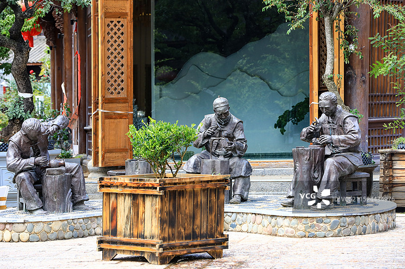 中国银器第一村工匠雕塑图片素材