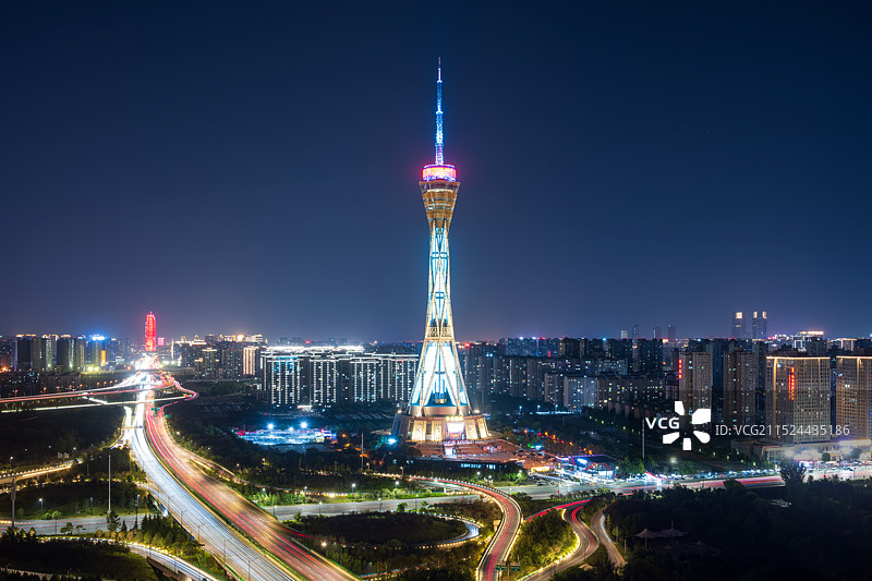 亚洲中国河南省郑州市中原福塔和高速公路夜景城市风光图片素材