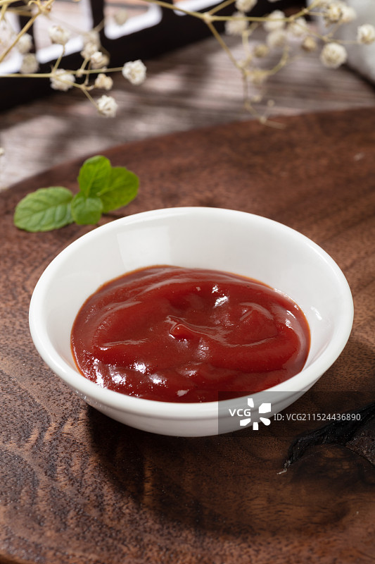 厚木板上的番茄酱图片素材