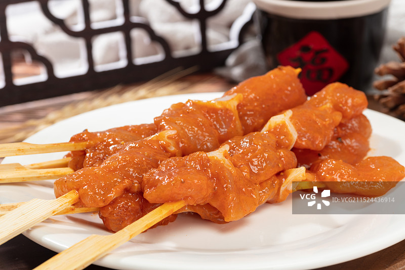 一盘烤肉串摆放在厚木板上图片素材