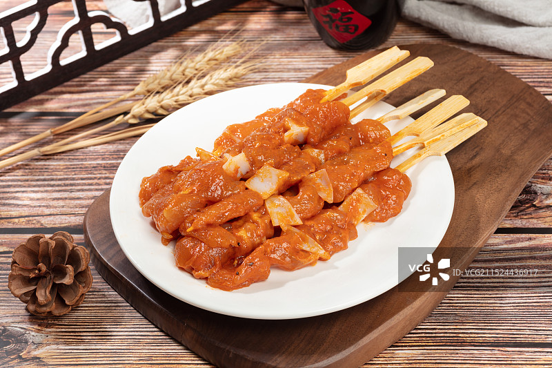 厚木板上摆放着一盘烤肉串图片素材