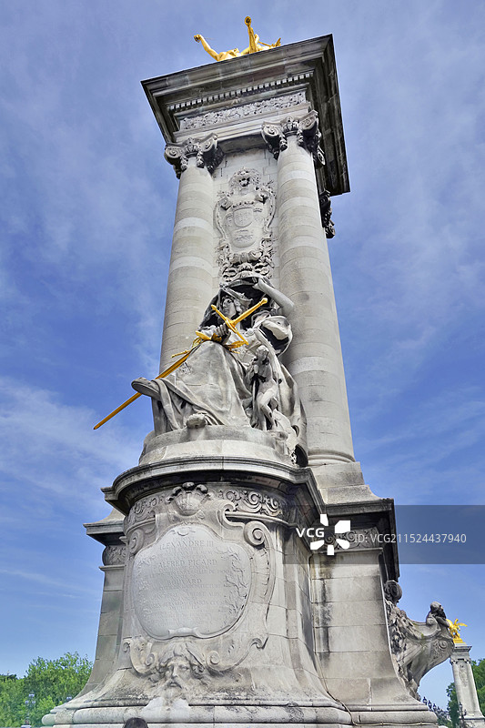 法国巴黎亚历山大三世桥左岸上游雕塑图片素材