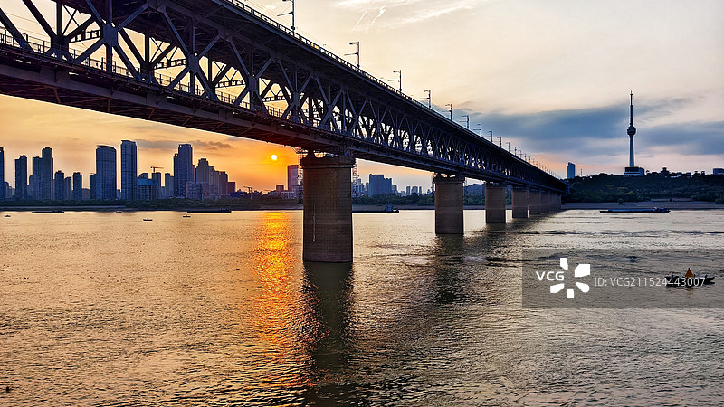 落日时的武汉长江大桥图片素材