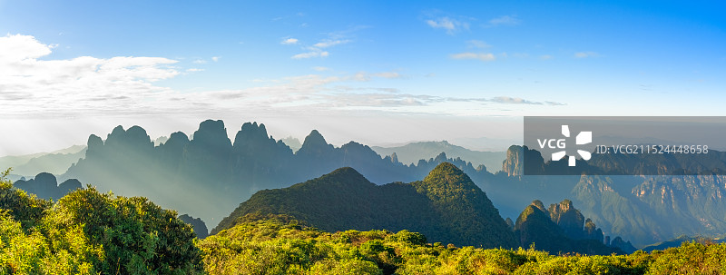 广西来宾金秀圣堂山山顶高视角全景风光图片素材