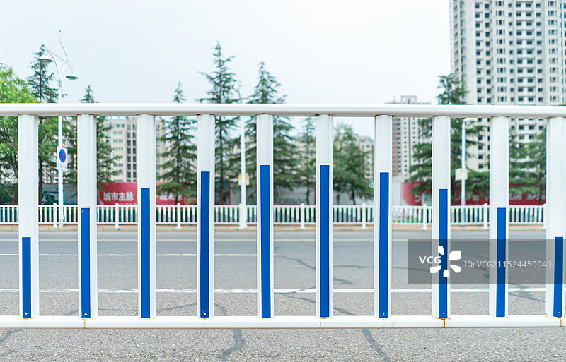 中国城市交通拍摄主题，砖地人行道步行道路，两侧的白色栏杆，户外白昼无人图像摄影图片素材